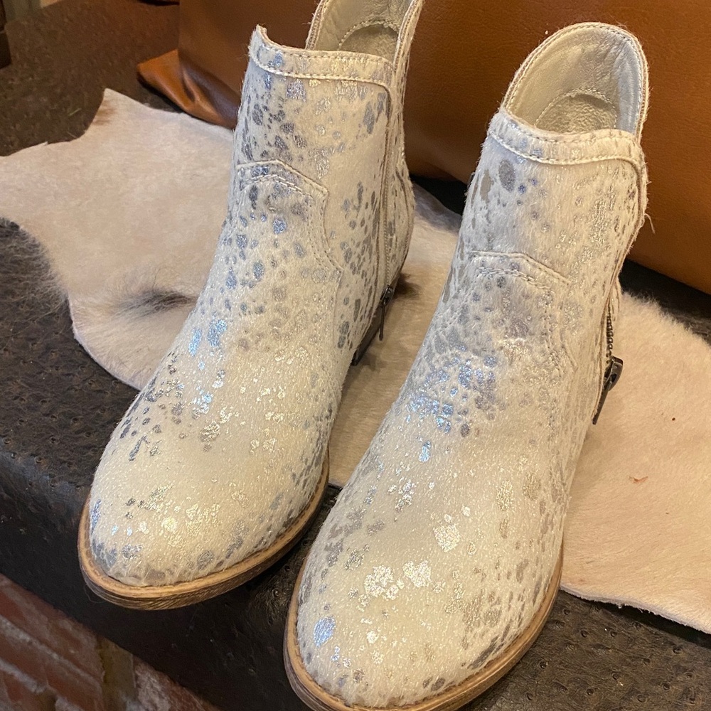 Very G Cream and Silver Ankle Booties - Picture 4 of 7